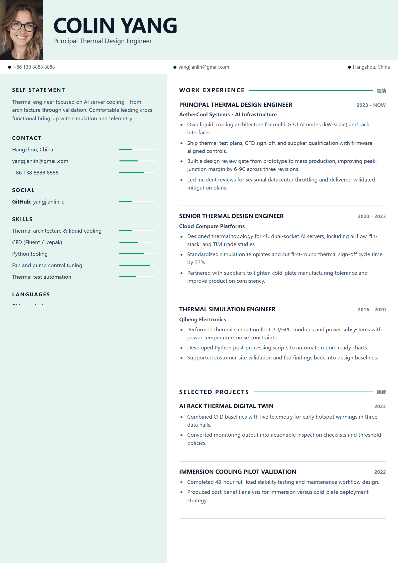Resume Builder 简历预览:现代侧栏布局,展示个人信息、经历与技能区块